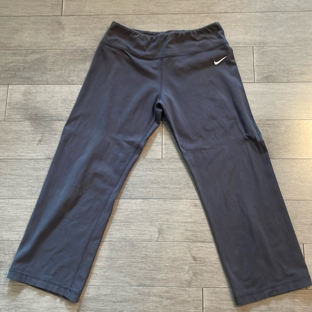 NIKE cropped pants. Size Small